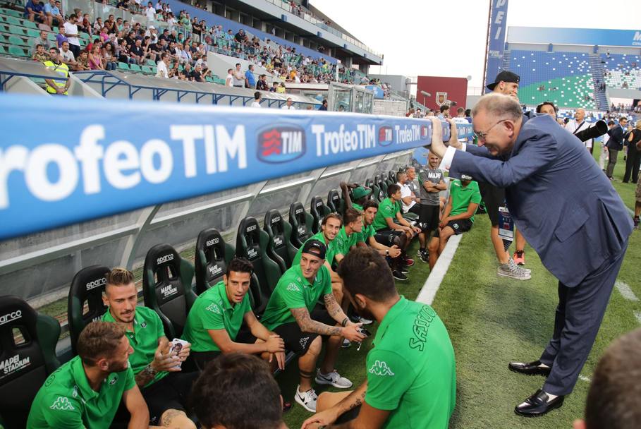 Il presidente del Sassuolo Giorgio Squinzi parla con i suoi giocatori prima del torneo organizzato in casa. Ansa